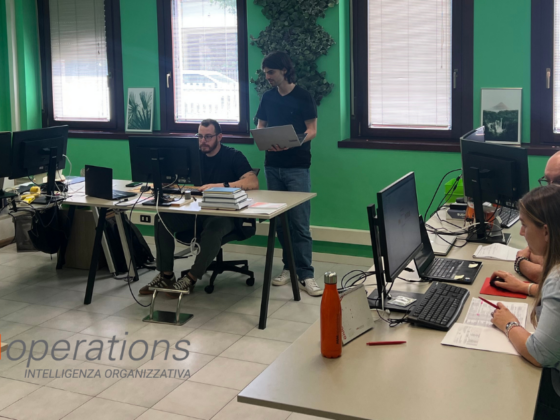Engineering department, analisti e progettisti lavorano spalla a spalla per un progetto di consulenza logistica