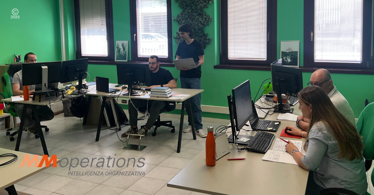 Engineering department, analisti e progettisti lavorano spalla a spalla per un progetto di consulenza logistica