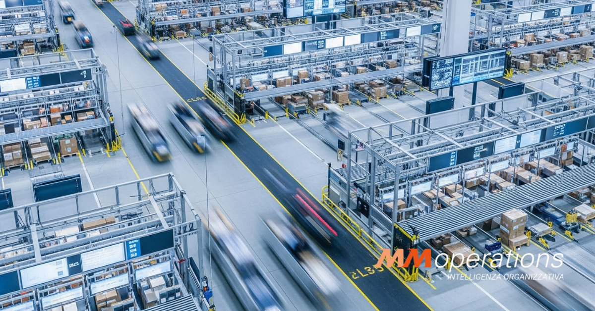 Warehouse moderno con automazione, una vista aerea di un magazzino all'avanguardia con logistica efficiente.