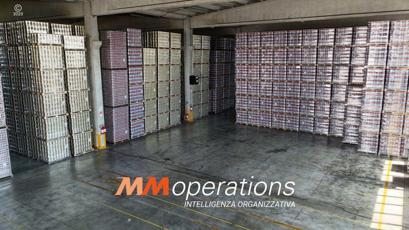 Scaffali colmi di prodotti alimentari in un magazzino specializzato nei servizi a valore aggiunto (VAS) con attività di postponement ed etichettatura personalizzata.