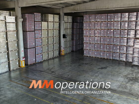 Scaffali colmi di prodotti alimentari in un magazzino specializzato nei servizi a valore aggiunto (VAS) con attività di postponement ed etichettatura personalizzata.