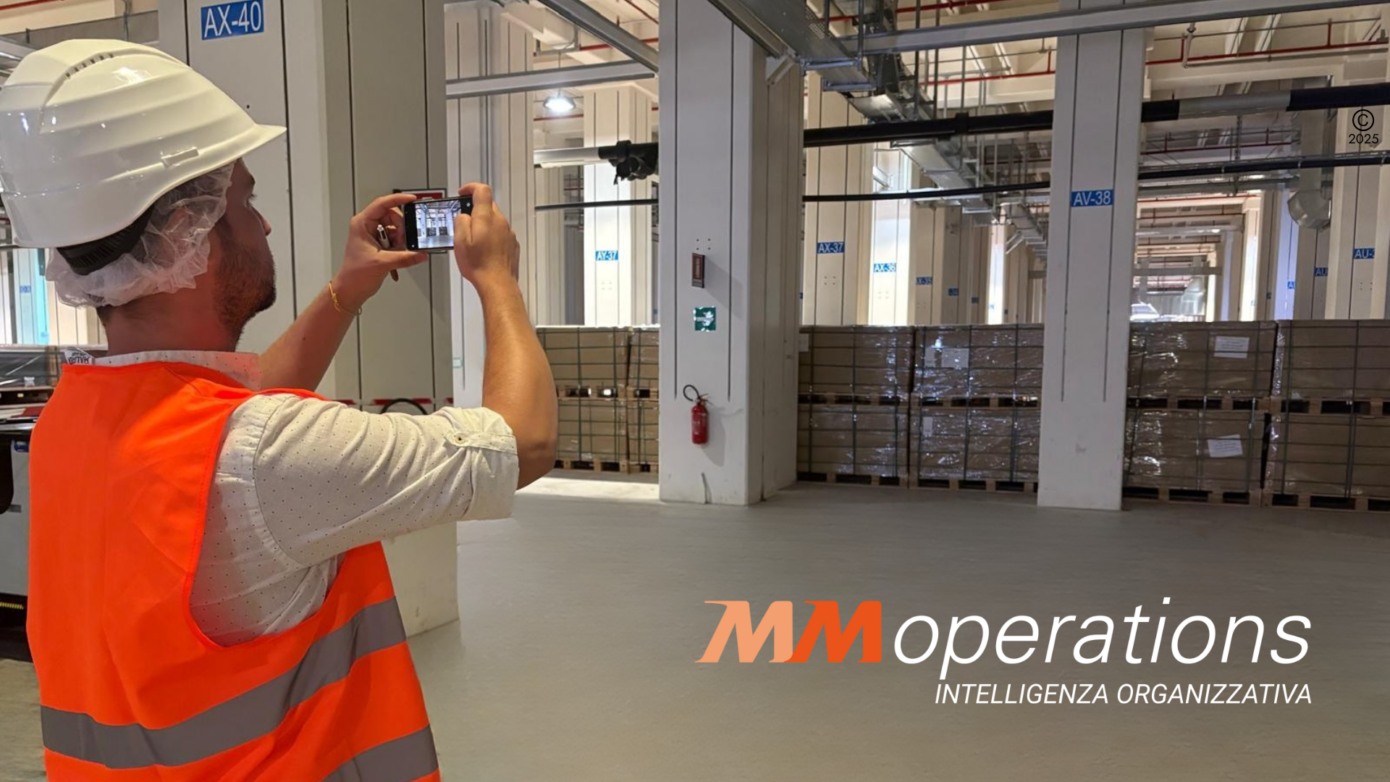 Ingegnere impegnato in un sopralluogo per effettuare una consulenza logistica