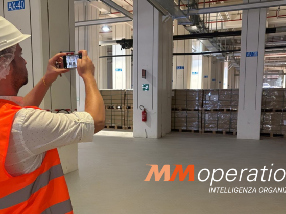 Ingegnere impegnato in un sopralluogo per effettuare una consulenza logistica