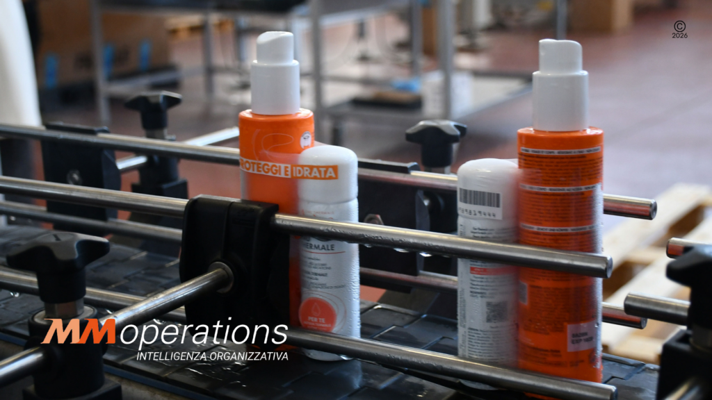Due flaconi cosmetici assemblati in co-packing termoretraibile conforme agli standard di sicurezza.