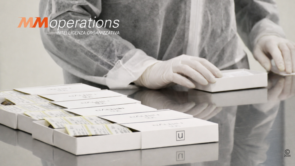 Nel reparto VAS dell’officina farmaceutica, il confezionamento manuale prevede l’inserimento di tre fiale e delle relative etichette adesive nella confezione finale.