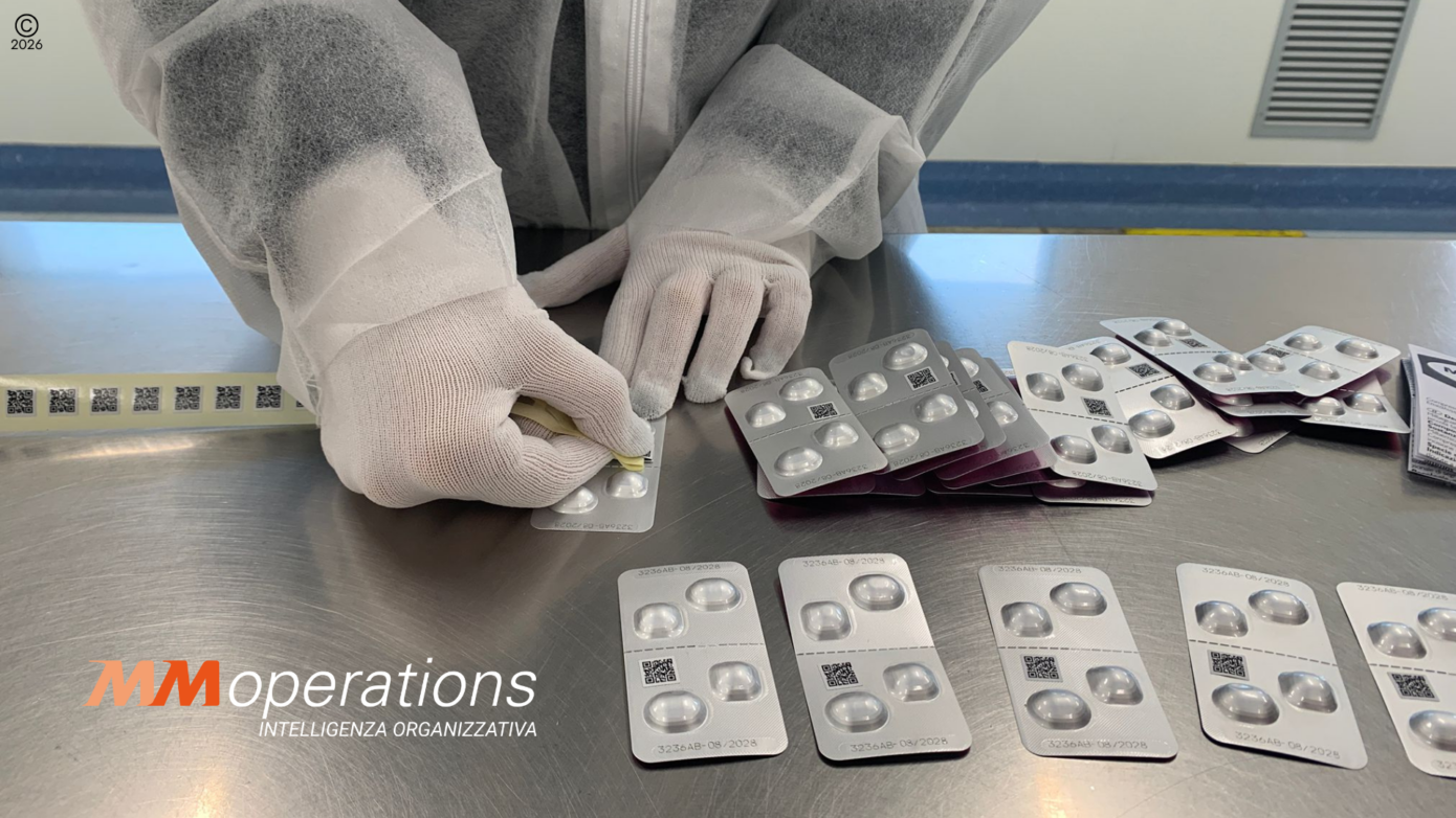 Operatore applica un QR code su blister farmaceutico all&rsquo;interno di reparto VAS autorizzato AIFA.
