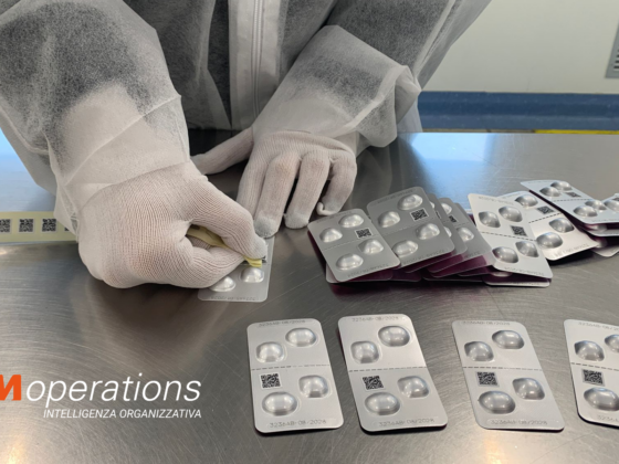 Operatore applica un QR code su blister farmaceutico all&rsquo;interno di reparto VAS autorizzato AIFA.