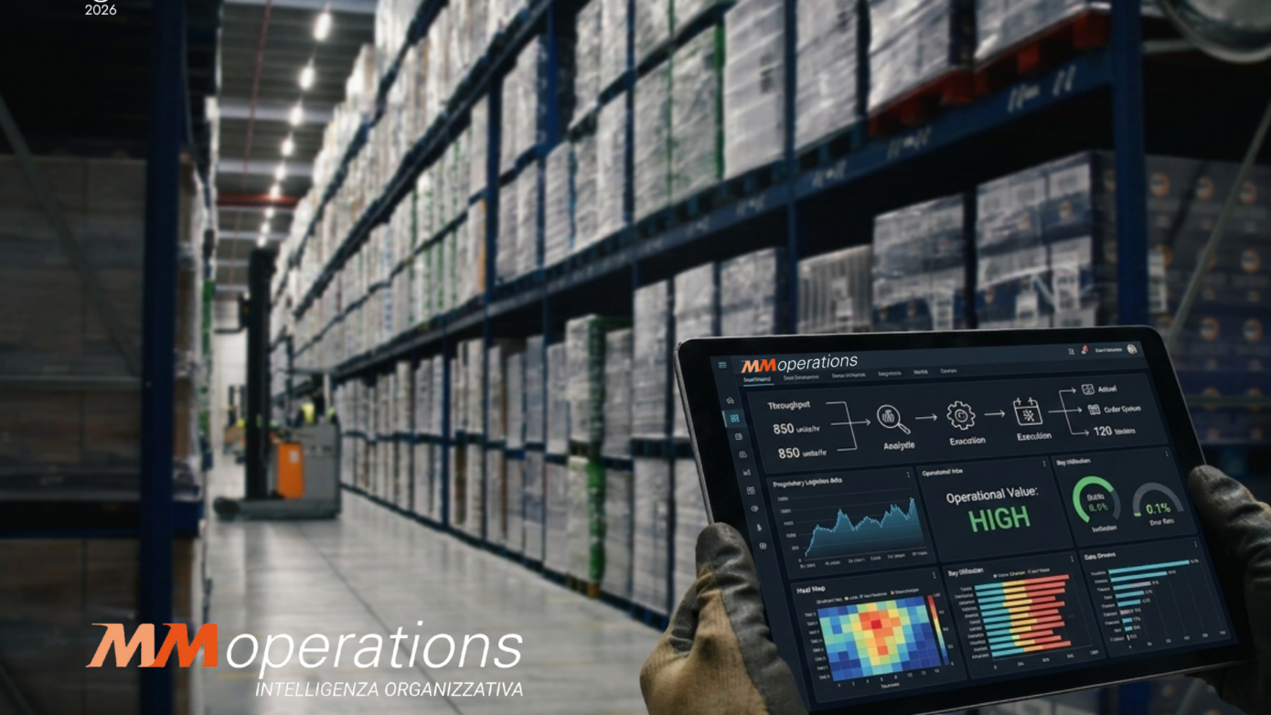 Operatore logistico che utilizza un tablet con dashboard di analisi dati in un magazzino automatizzato, rappresentando l'approccio data-driven di MM Operations alla consulenza logistica.