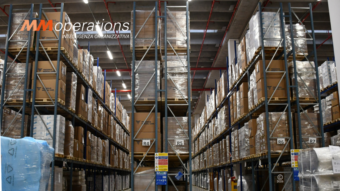 Interno di un magazzino logistico MM Operations con scaffalature industriali per la pianificazione supply chain e la gestione delle scorte.