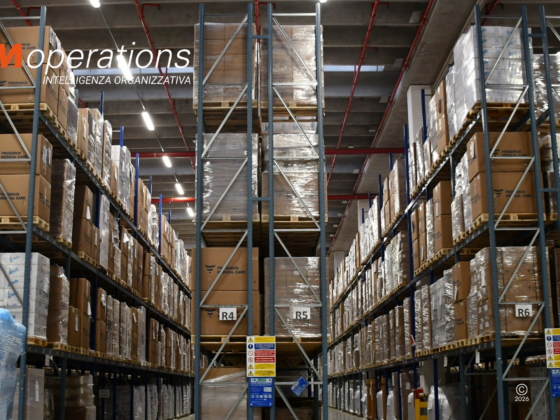 Interno di un magazzino logistico MM Operations con scaffalature industriali per la pianificazione supply chain e la gestione delle scorte.