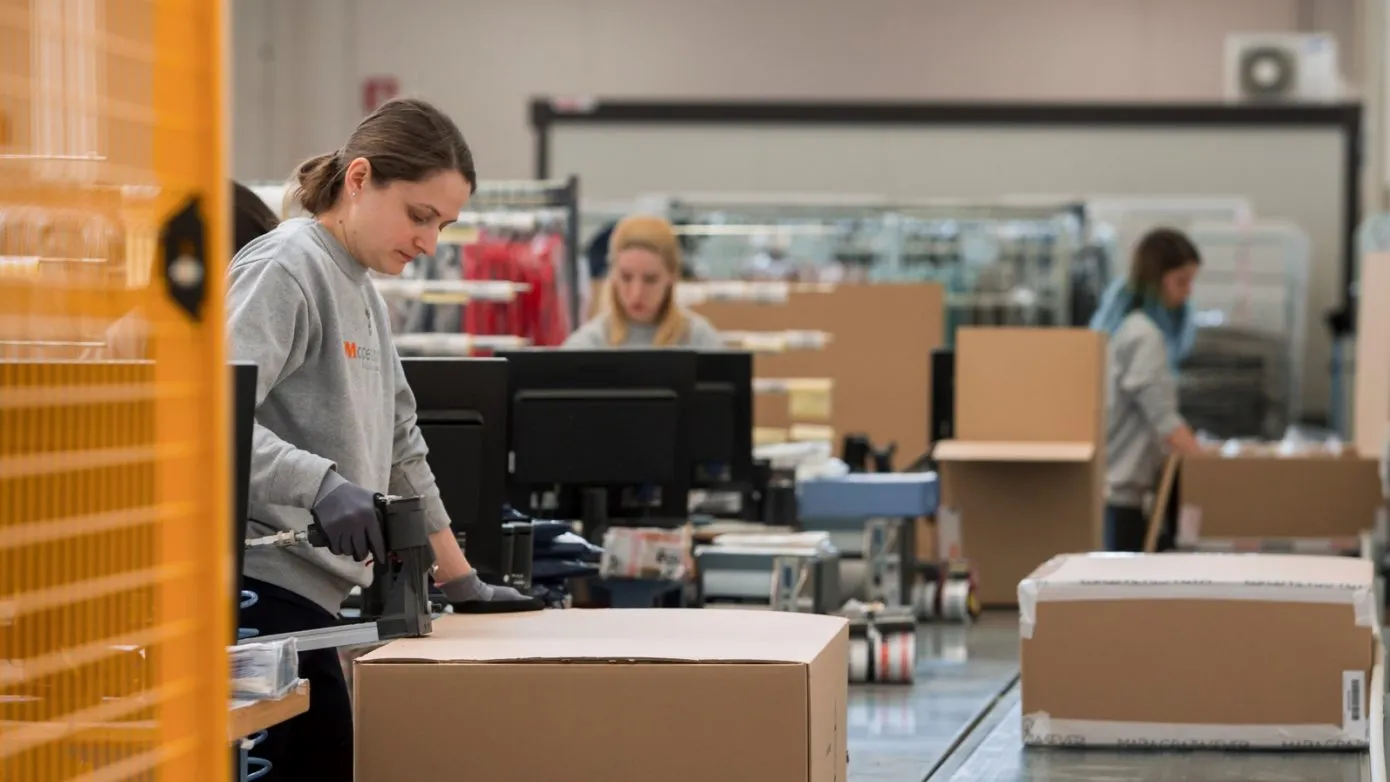 foto di ragazze al lavoro nel settore della supply chain