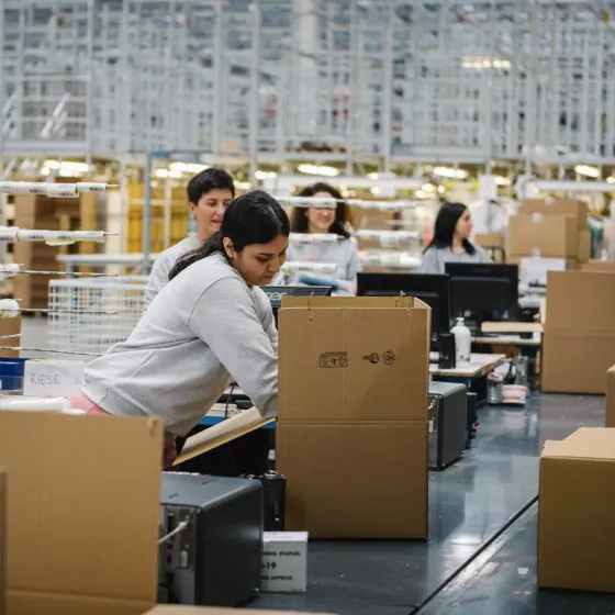 Ragazze al lavoro nel packaging e nel confezionamento di prodotti