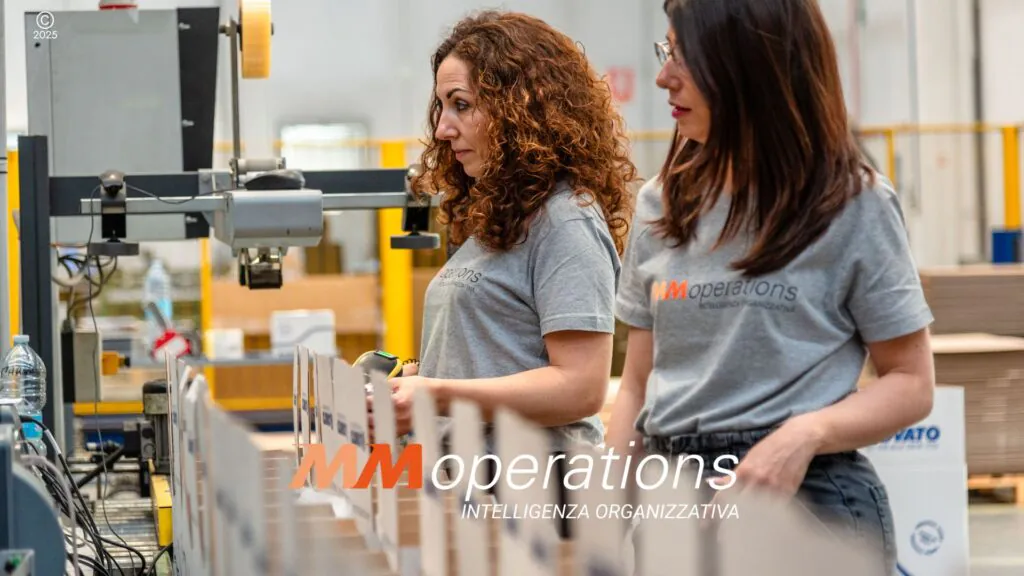 Efficienza e qualità nella supply chain automotive. Operatrici logistiche impegnate nell’allestimento ordini: preparazione kit in uscita.