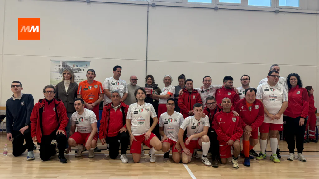 La squadra Regia For Special di AC Reggiana premiata durante un torneo di 4° Categoria, con la partecipazione del CEO di MM Operations, Maurizio Beretti, a supporto degli atleti.