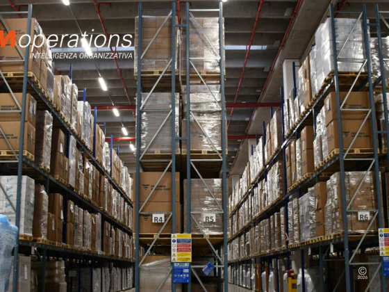 Interno di un magazzino logistico MM Operations con scaffalature industriali per la pianificazione supply chain e la gestione delle scorte.